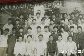 老照片里的新中国|43年前的黑白毕业照，勾起满满的校园回忆图片