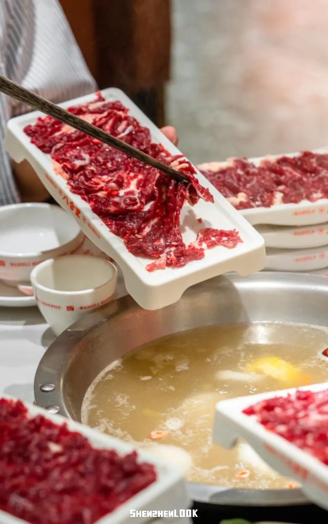 下暴雪的「圣诞小镇」开了！12米泡泡玛特圣诞树亮灯