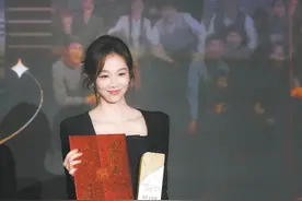 因《南来北往》的姚玉玲出圈 获“影视榜样”最佳女配角图片