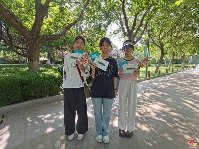 济南“一城山色·登山打卡”道旗展板扮靓山路 让生态之美住进日常时光