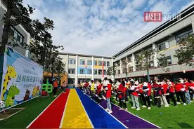 亲子趣味运动会上，萌娃化身“小动物”奔赴“森林探险”图片