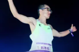 夜爬湖南第一高楼，跑完95层需多久？有人只用17分钟就登顶图片