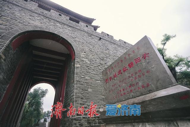 一年四季 泉在济南丨千年雄关展英姿，齐长城锦阳关段雨中如“巨龙蛰伏”