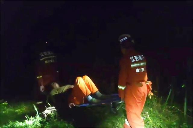 结伴登山被“刺客”追着咬！一成年男子倒地昏迷