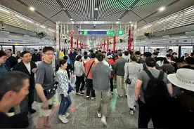 假期首日北京车展热度高：15号线缩短间隔，国展站优化进站流线图片