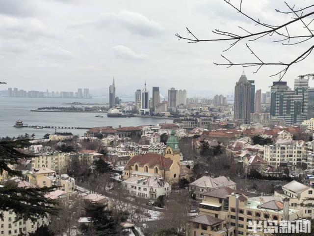 红瓦绿树，白雪皑皑