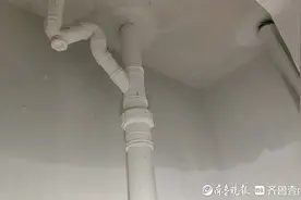 因热力管道漏水，济南一居民家中墙面受损，拖了一年未获赔偿图片