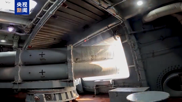 川观早8点丨第七次“太空会师”，大合影来了；我国首次实现基于熔盐堆的钍铀核燃料转换；俄太平洋舰队在日本海举行反潜演习（2025年11月1日）