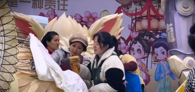 “顶流”花灯是如何做出的？需十余道工序 制作团队可达百余人