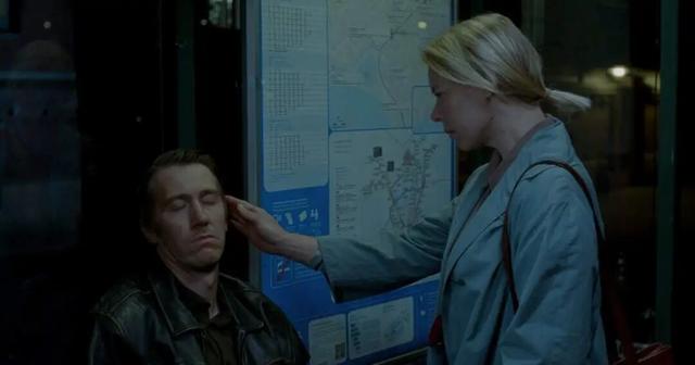 “累死累活，受尽折磨，还痴心妄想谈恋爱”