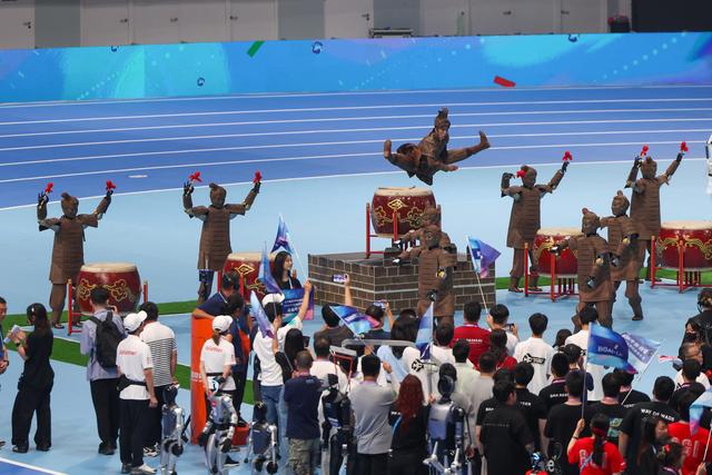 机器人街舞戏曲轮番登场，超百支战队闪耀“冰丝带”