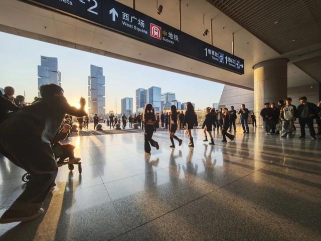 逛吃“三件套”，品尝“河南味”，“打卡郑州东站”持续升温的背后意味着什么？