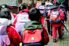 小学生书包“减重”，关键还得靠“减负” | 新京报社论图片