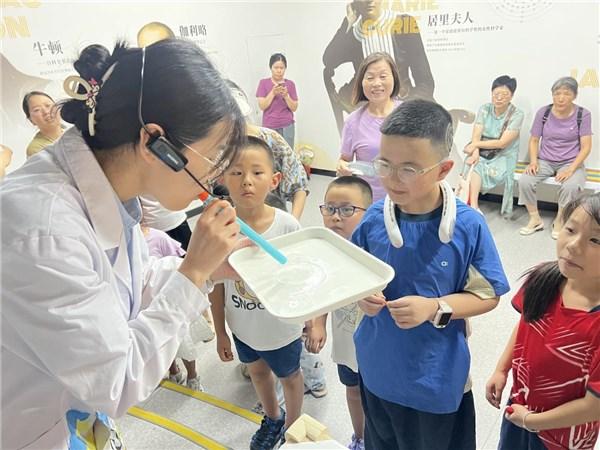 安庆科技馆开展“泡泡超能力实验室”科学实验秀