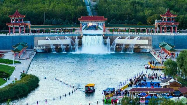 【央媒聚焦丨新华社】水上游油城 点亮夜经济