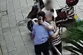 女警从骗子手中抢回10万获亲亲：忍不住搂住民警“吧唧”亲了一口图片