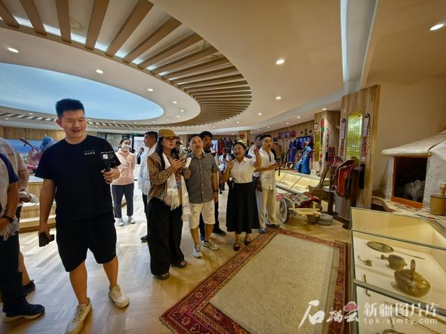 “中国式现代化的万千气象”网络名人新疆行活动丨自然与非遗共绘多彩画卷