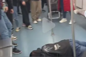 地铁车厢里有人突然倒地抽搐，深圳地铁回应：属实，已被救护车接走图片