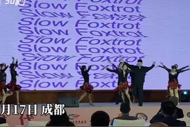 30秒｜性感拉丁舞者跳起“科目三”图片