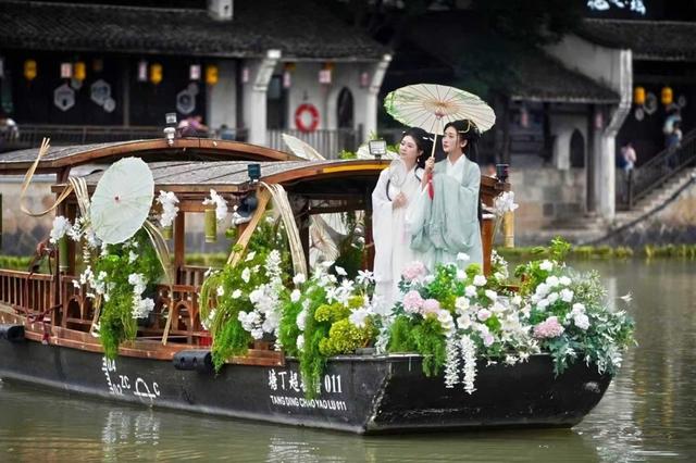 运河“骑”妙夜点亮临平塘栖古镇千年水道