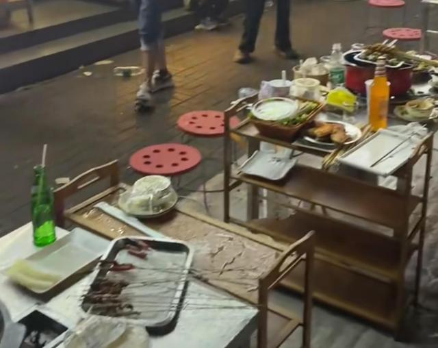 多人烧烤店外用餐遭楼上住户泼液体