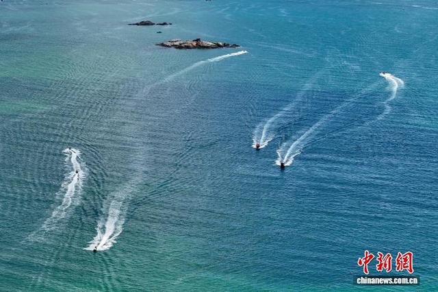 福建平潭海滨浴场引游人