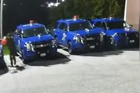 美国男子深夜火烧多辆警车还用步枪射击 目前仍在逃图片