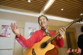 这些八旬老人拍视频越拍越带劲，“00后”“90后”陪他们一起玩图片