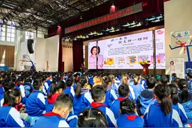 “围裙妈妈”走进校园，教“雷小锋”怎样阅读和写作图片