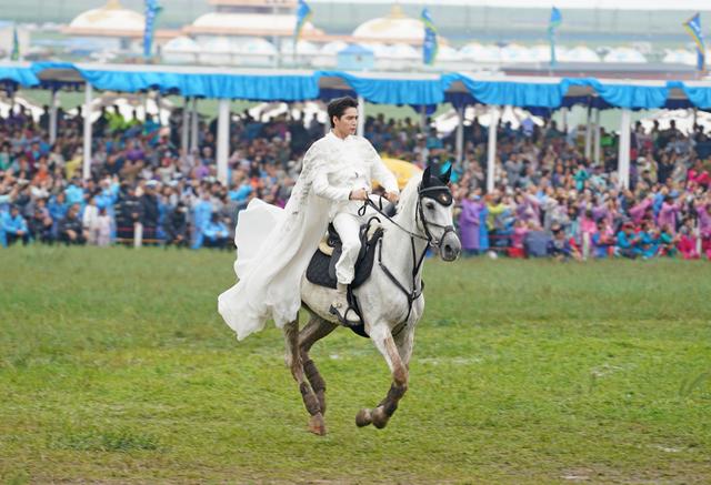 10万人草原暴雨中蹦迪！那达慕开幕式 阿云嘎白袍驭马出场