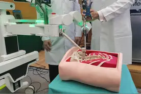 香港引入辅助机械臂进行脊柱手术，港大医学院：精准度更高、伤口更小图片
