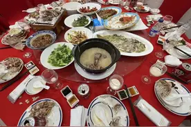 年夜饭吃到一半，爸爸把娃一丢跑了……图片