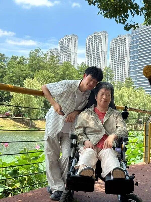 26岁小伙带偏瘫母亲房车旅行获百万点赞：不想让她只在家看天