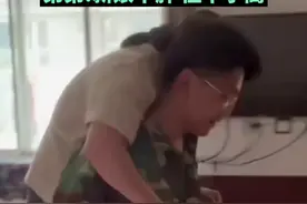 弟弟结婚背媳妇，先拿姐姐实验背和抱哪个轻松，弟弟:新娘不胖但个子高图片