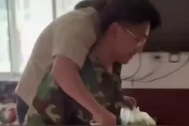 弟弟结婚背媳妇，先拿姐姐实验背和抱哪个轻松，弟弟:新娘不胖但个子高图片