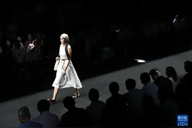 天津时装周上的科技与时尚图片