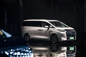 魏牌高山MPV上市，长城汽车总裁穆峰：硬刚百万级车型，没有对手图片