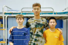 大一新生身高1.98米，河南一高校为他“私人订制”加长床图片