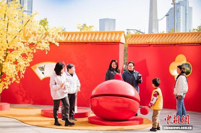 重庆：80米长“红墙限定皮肤”点缀城市 市民游客争相“打卡”