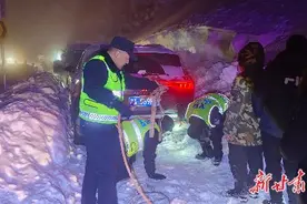 海拔4000米的雪夜急速救援图片