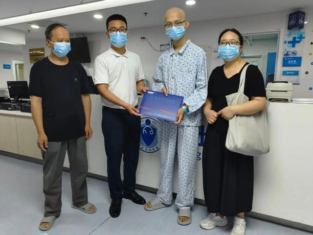 患白血病少年在病房收到录取通知书