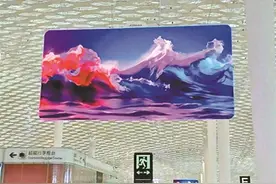 宝安国际机场首款双面屏走红网络图片