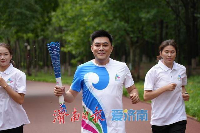 袈裟泉涌千年韵！2025济南国际泉水节“泉炬”传递抵达长清