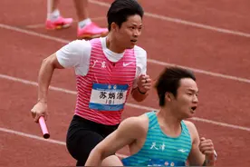 为了队伍，他还跑得动！百米弃赛后苏炳添接力夺冠图片