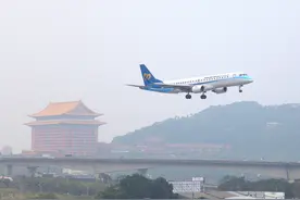 台媒：一架波音737-800客机滑行到一半“不飞了”，华信航空班机延误原因曝光图片