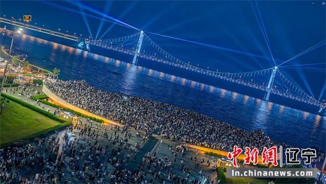 大连“双节”灯光秀营造欢乐气氛展示城市魅力