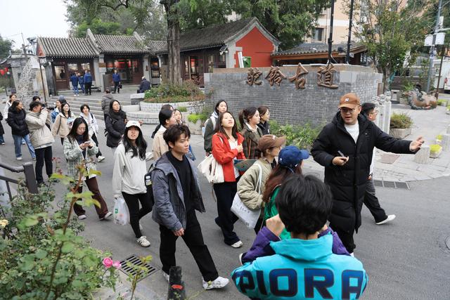 重走驼铃古道，中央民大师生在模式口历史文化街区触摸城市更新