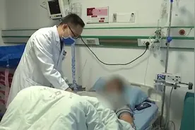 男子5分钟吐血两千毫升！医生：常熬夜加班使胃处应激状态，引发杜氏溃疡，死亡率达80%视频封面