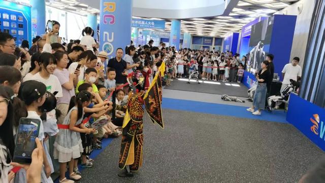 人从众……“机器人大会”成遛娃新去处！如何玩儿转？一图看懂丨半两财经