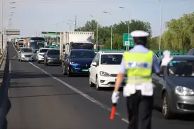 假期首日，走应急车道出京，8辆私家车被罚！图片